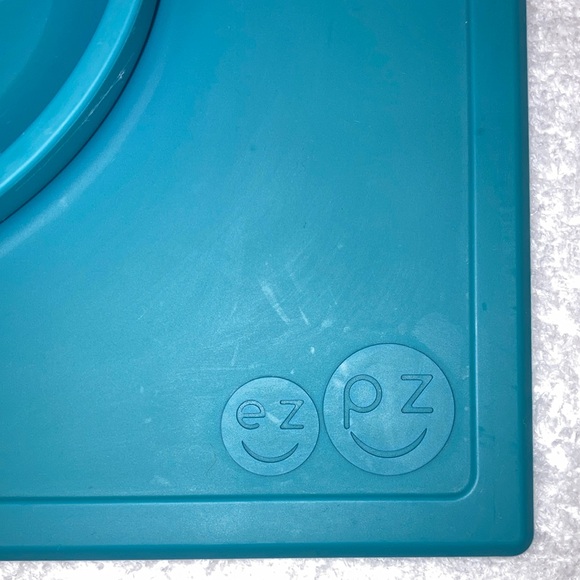 ezpz Happy Mat - 24 Months+ (Blue) - 100% Silicone Suction divided Plate… - Picture 4 of 6